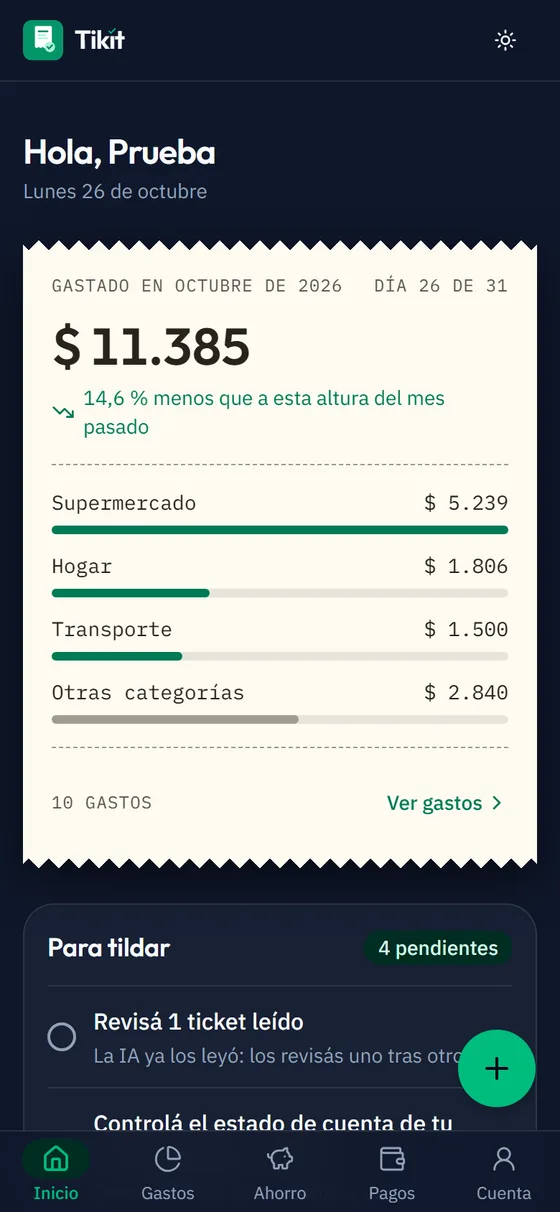 Inicio con el gasto del mes impreso como ticket, las categorías con sus barras y «Para tildar», con un ticket leído para revisar.