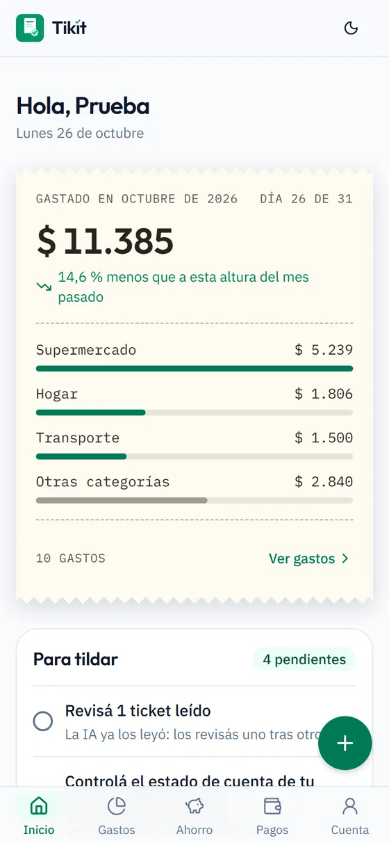 Inicio con el gasto del mes impreso como ticket, las categorías con sus barras y «Para tildar», con un ticket leído para revisar.